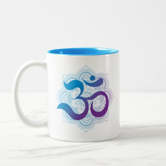 Morning Mantra Lila Blue Om Zweifarbige Tasse (Links)