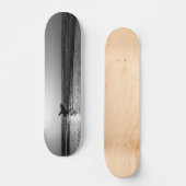 Morning Surfer Grauscale Skateboard (Vorderseite)