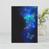 Morpho Butterfly im dunklen Hintergrund Einladung (Stehend Vorderseite)