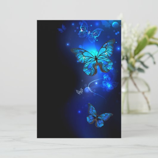 Morpho Butterfly im dunklen Hintergrund Einladung (Stehend Vorderseite)