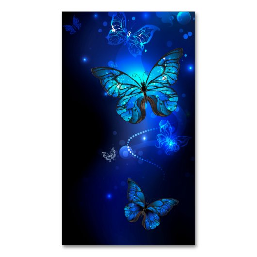 Morpho Butterfly im dunklen Hintergrund Magnetische Visitenkarte (Vorderseite Vertikal)