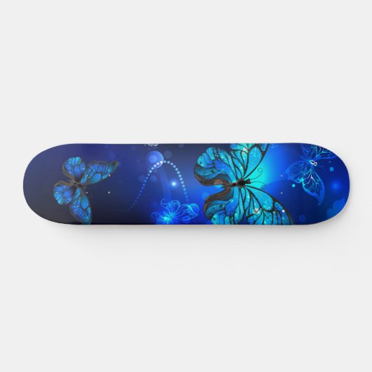 Morpho Butterfly im dunklen Hintergrund Skateboard (Horizontal)