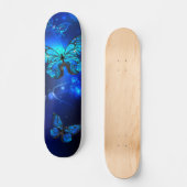 Morpho Butterfly im dunklen Hintergrund Skateboard (Vorderseite)