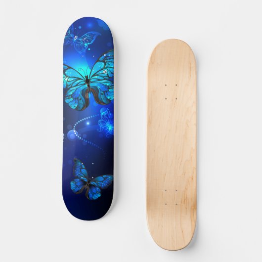 Morpho Butterfly im dunklen Hintergrund Skateboard (Vorderseite)