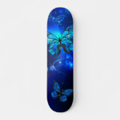 Morpho Butterfly im dunklen Hintergrund Skateboard (Vorne)