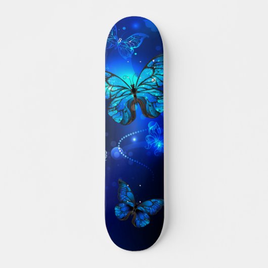 Morpho Butterfly im dunklen Hintergrund Skateboard (Vorne)