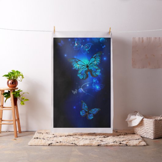 Morpho Butterfly im dunklen Hintergrund Stoff (Beispiel)