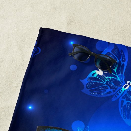 Morpho Butterfly im dunklen Hintergrund Strandtuch (Beispiel)