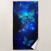 Morpho Butterfly im dunklen Hintergrund Strandtuch (Vorderseite)