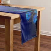 Morpho Butterfly in the Dark Background Kurzer Tischläufer (Beispiel)
