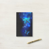 Morpho Butterfly in the Dark Background Post-it Klebezettel (Auf Schreibtisch)
