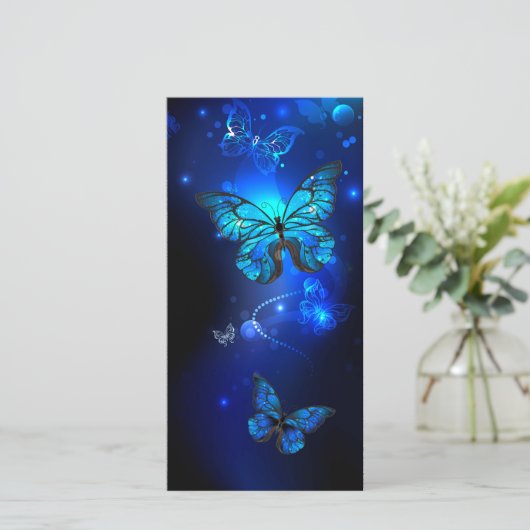 Morpho Butterfly in the Dark Background Save The Date (Stehend Vorderseite)