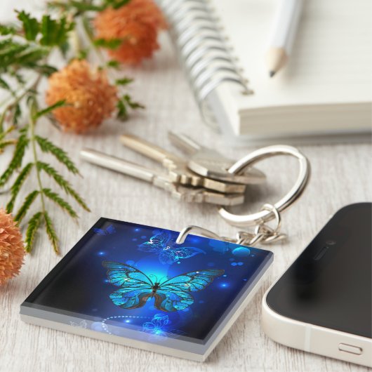 Morpho Butterfly in the Dark Background Schlüsselanhänger (Vorderseite rechts)