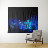 Morpho Butterfly in the Dark Background Wandteppich (Beispiel (Horizontal))