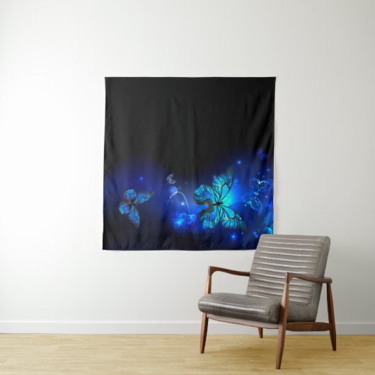 Morpho Butterfly in the Dark Background Wandteppich (Beispiel (Horizontal))