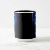 Morpho Butterfly in the Dark Background Zweifarbige Tasse (Mittel)