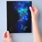 Morpho-Schmetterling auf dunklem Hintergrund Flyer (Hand)