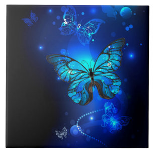 Morpho-Schmetterling im dunklen Hintergrund Fliese