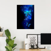 Morpho-Schmetterling im dunklen Hintergrund Poster (Heimbüro)