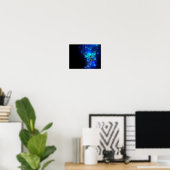 Morpho-Schmetterling im dunklen Hintergrund Poster (Heimbüro)