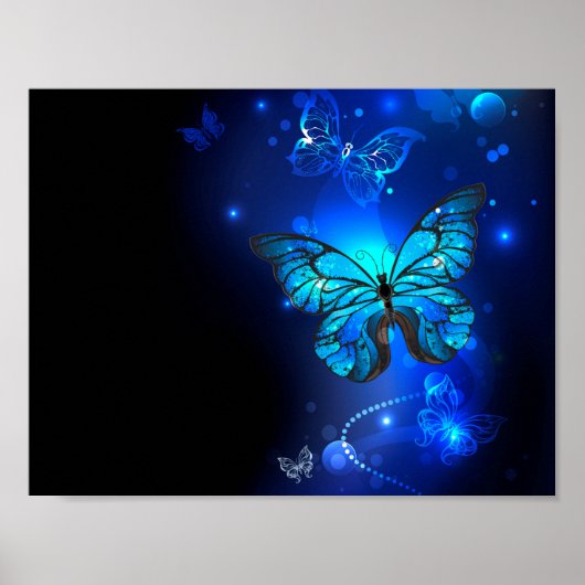 Morpho-Schmetterling im dunklen Hintergrund Poster (Vorne)