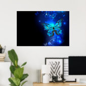 Morpho-Schmetterling im dunklen Hintergrund Poster (Heimbüro)