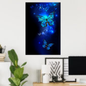 Morpho-Schmetterling im dunklen Hintergrund Poster (Heimbüro)