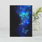 Morpho-Schmetterling im dunklen Hintergrund Save The Date (Stehend Vorderseite)