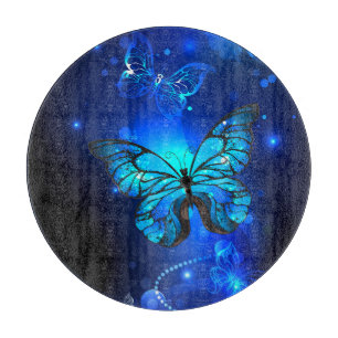 Morpho-Schmetterling im dunklen Hintergrund Schneidebrett