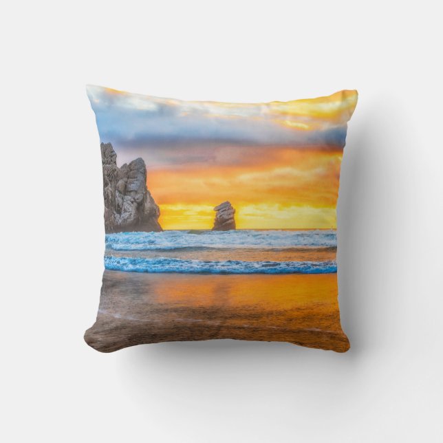 Morro Rock Beach bei Sunset Throw Kissen (Vorderseite)