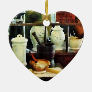 Mörser, Stößel und weiße Gläser Keramik Ornament