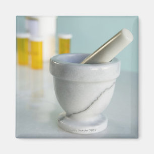 Mörser und Stampfe, Tablettenfläschchen im Magnet