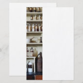 Mörser und Stampfe und Flaschen auf Regalen Briefpapier (Vorne/Hinten)