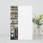 Mörser und Stampfe und Flaschen auf Regalen Briefpapier (Stehend Vorderseite)