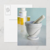 Mortar und Pestbrot, Flaschen für Pilze im Hinterg Postkarte (Vorne/Hinten)