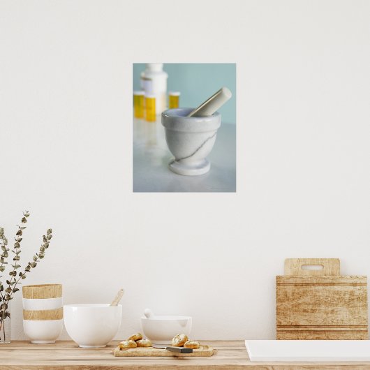 Mortar und Pestle, Flaschen im Hintergrund Poster (Küche)