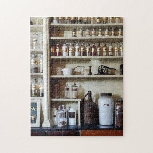 Mortar und Pestle und Flaschen auf den Regalen Puzzle (Vertikal)