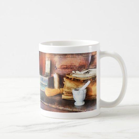 Mortar und Pestle und Kakaoschachtel Kaffeetasse (Rechts)