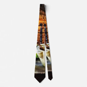 Mortar und Pestles in der kolonialen Küche Krawatte
