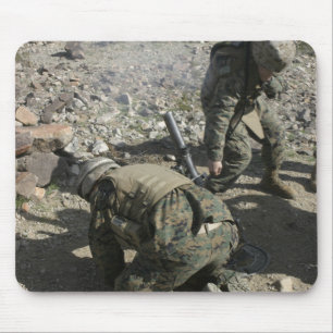 Mortarmen Abdeckung ihre Ohren und wenden ihre Mousepad