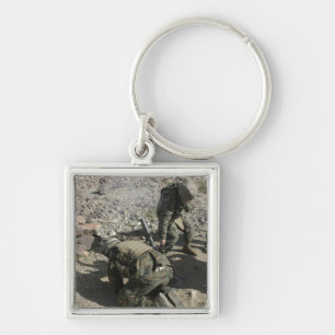 Mortarmen Abdeckung ihre Ohren und wenden ihre Schlüsselanhänger