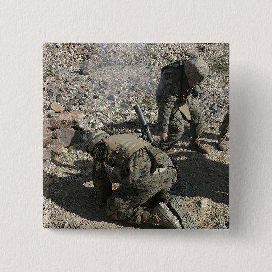 Mortärmen bedecken ihre Ohren und verhüten ihre Au Button (Vorderseite)