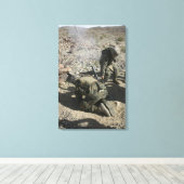 Mortärmen bedecken ihre Ohren und verhüten ihre Au Leinwanddruck (Insitu (Holzboden))