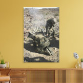 Mortärmen bedecken ihre Ohren und verhüten ihre Au Leinwanddruck (Insitu (Wohnzimmer))