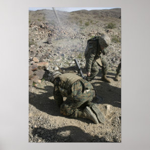 Mortärmen bedecken ihre Ohren und verhüten ihre Au Poster