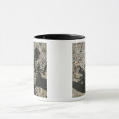 Mortärmen bedecken ihre Ohren und verhüten ihre Au Tasse (Zentrum)