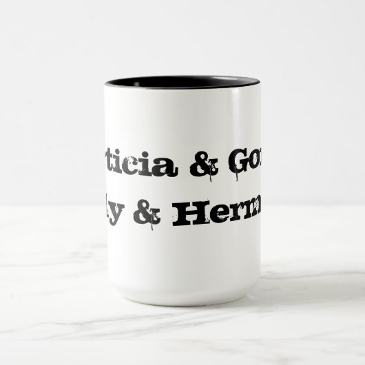 Morticia u. Gómez u. Lilie u. Hermann Tasse (Zentrum)