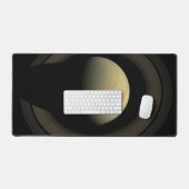 Mosaik des Planeten Saturn und seiner wichtigsten  Schreibtischunterlage (Tastatur & Maus)