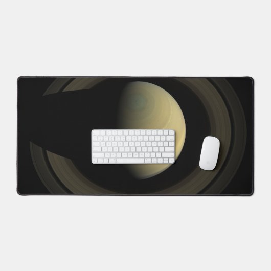 Mosaik des Planeten Saturn und seiner wichtigsten  Schreibtischunterlage (Tastatur & Maus)