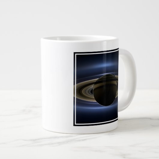 Mosaik des Saturn-Systems, das von der Sonne zurüc Jumbo-Tasse (Vorderseite Rechts)